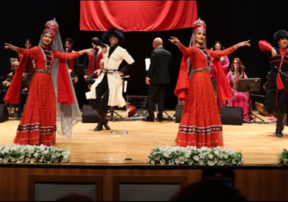 �A�R VE YAZARLAR BULU�MASI'NDA �LK G�N HEYECANI