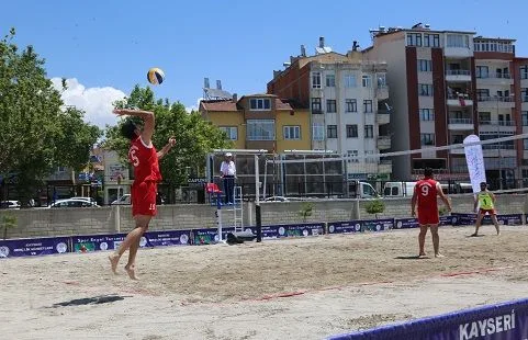 Develi'de Plaj Voleybolu Turnuvası Başladı