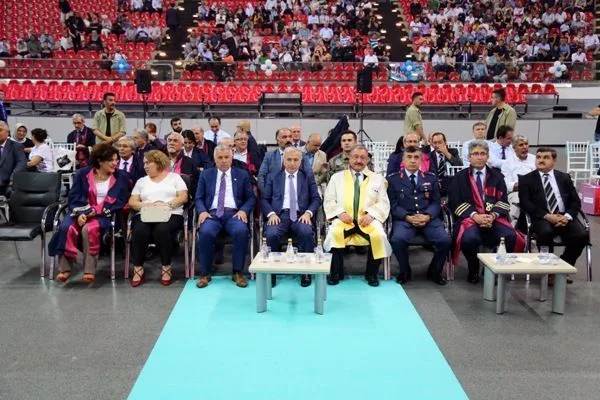 ERÜ Tıp Fakültesi 44. Dönem Mezunlarını Verdi
