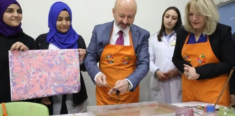 EBRU SANATIYLA ANNELER VE KIZLARINA DESTEK VERDİ