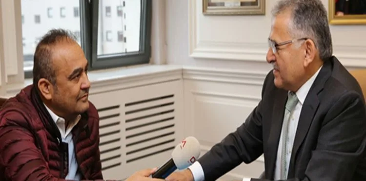 Başkan Dr. Memduh Büyükkılıç, Gazeteci Oktay Ensari’yi tebrik etti.