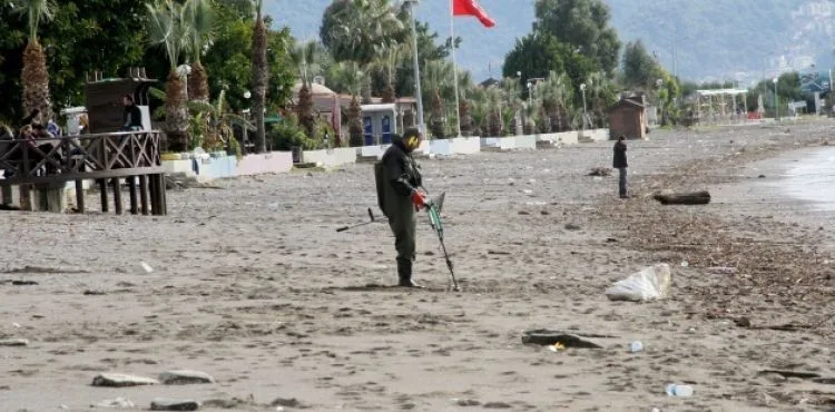 Turistler gitti, takıları definecilere kaldı