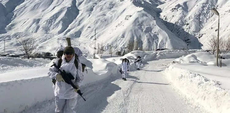 Mehmetçik, -15 derecede Hakkari kırsalında terörist kovalıyor