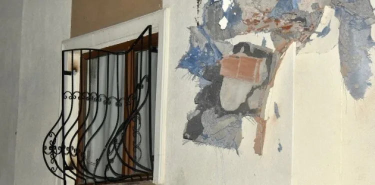 Gümüşhane'de dev kayalar apartmanın üzerine düştü
