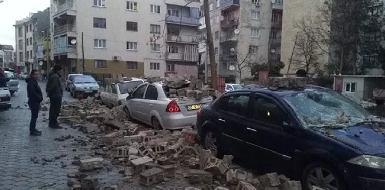 Şiddetli rüzgar nedeniyle araçların üzerine duvar devrildi