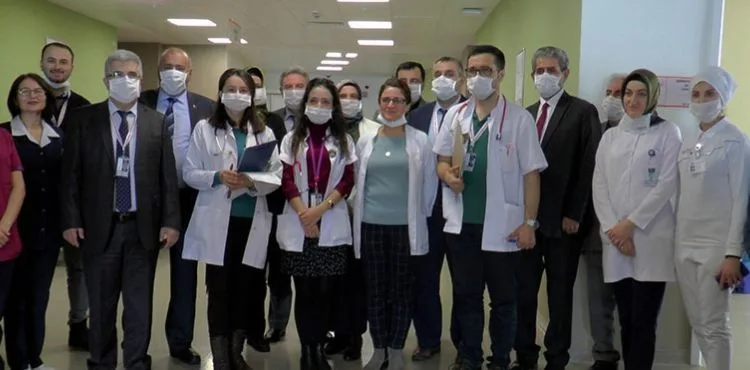 Hematolojide tedavi gören çocukların karneleri hastanede verildi