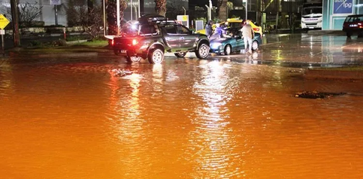 Bodrum'da dereler taştı, ağaçlar devrildi, araçlar yolda kaldı