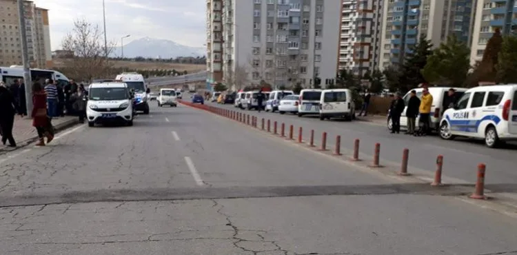 Taksi durağında bıçaklı kavga: 4 yaralı
