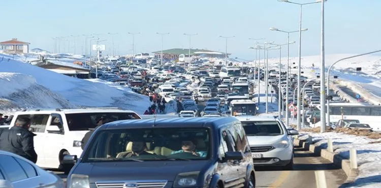 Erciyes Kayak Merkezi'ndeki trafik İstanbul trafiğini aratmadı