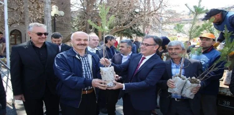 Hacılar'da yeşil bir çevre için 800 fidan dağıtıldı