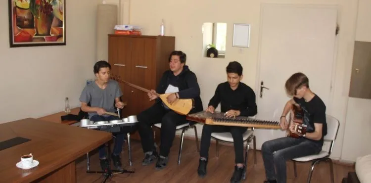 Hasta çocukların ve yaşlıların gönüllü müzik grubu