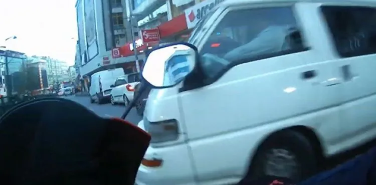 İstanbul'da minibüsün çarptığı motosikletli genç ölümden döndü
