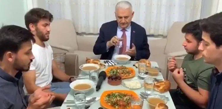 Binali Yıldırım, öğrencilerle birlikte iftar yaptı