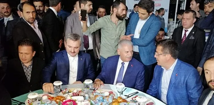Binali Yıldırım, minibüs esnafıyla sahurda bir araya geldi