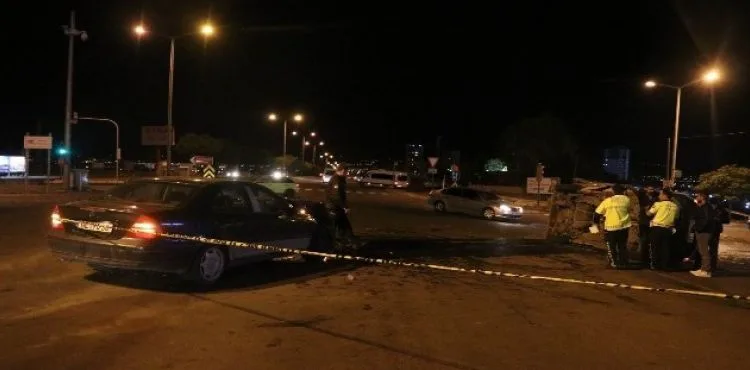 Otomobille çarpışan hafif ticari kamyonet yan yattı: 3 yaralı