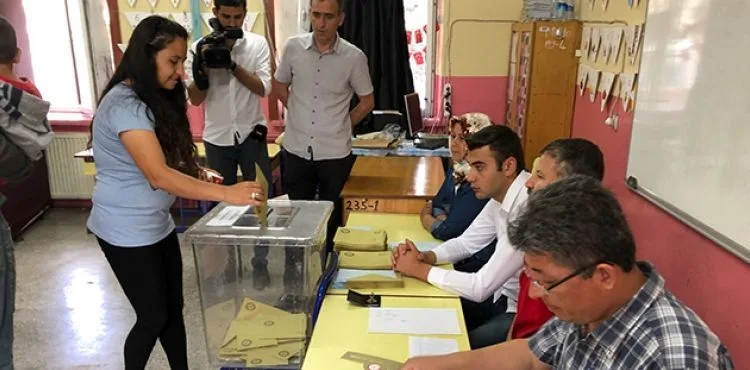 Yeniden sandık başındalar! Oy verme işlemi başladı