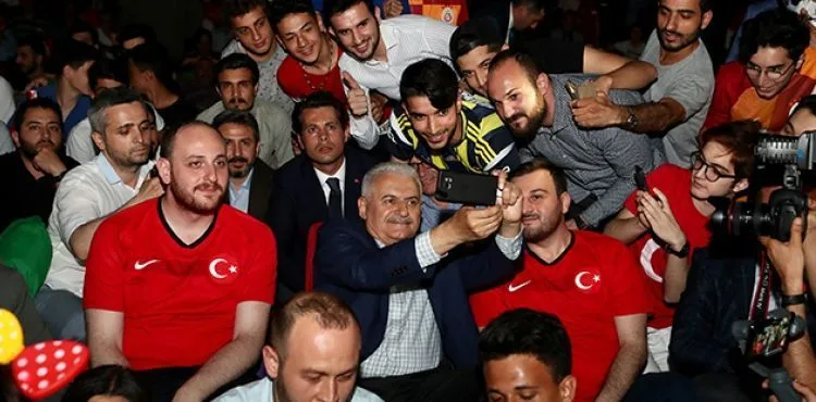 Binali Yıldırım, Türkiye-İzlanda maçını gençlerle birlikte izledi