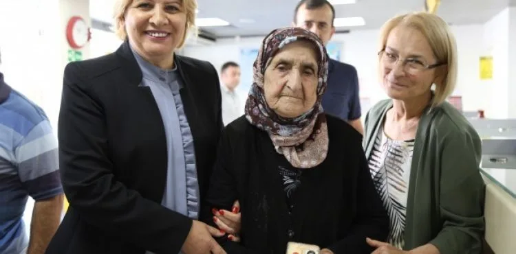 106 yaşındaki asırlık nine her ay maaşını kendisi çekiyor