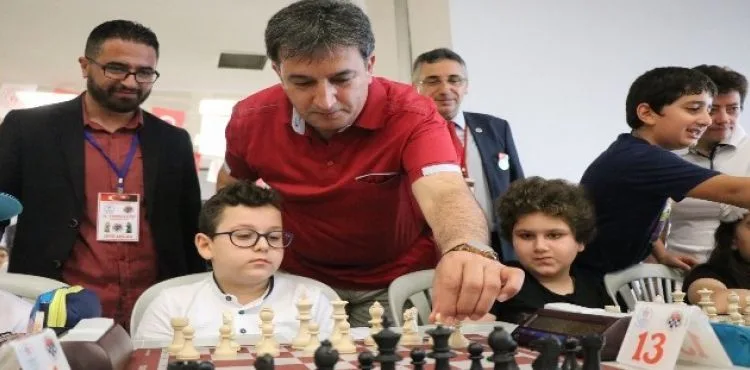 Genç sporcular en iyi hamleyi yapmak için ter döktü