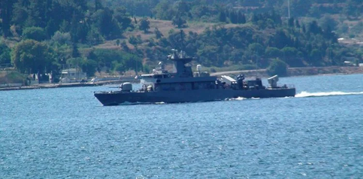 Yunan savaş gemisi yine füzeler açık vaziyette geçti