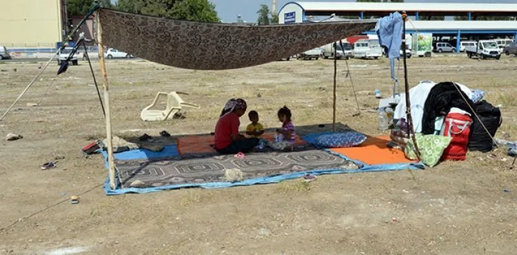 Evsiz kalan kadının 6 çocuğuyla boş arsada yaşam savaşı