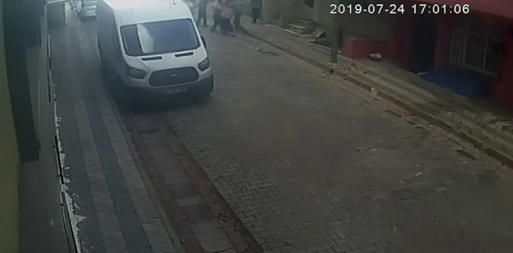 Sultangazi'de sokak ortasında tartıştığı komşularını bıçakladı