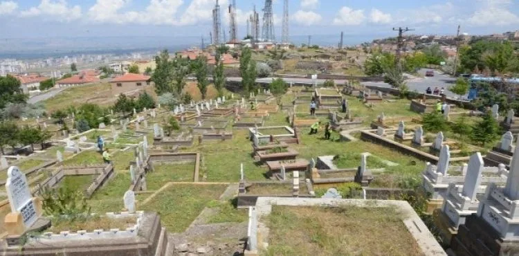 Melikgazi'de Mezarlıklar Bayram Ziyaretine Hazırlanıyor