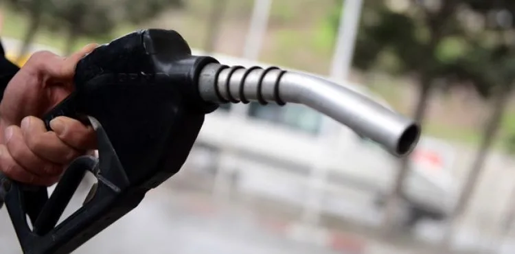 Benzinin litre fiyatına geceyarısından itibaren geçerli olmak üzere 28 kuruş indirim geldi.