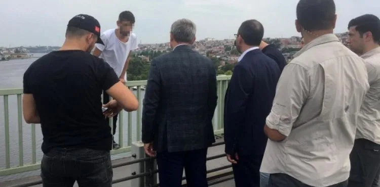 Bakan Kasapoğlu intihardan vazgeçirdi, aracına bindirdi