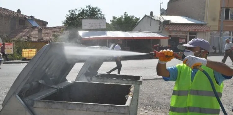 Bayram sonrası çöp konteynerleri dezenfekte edildi