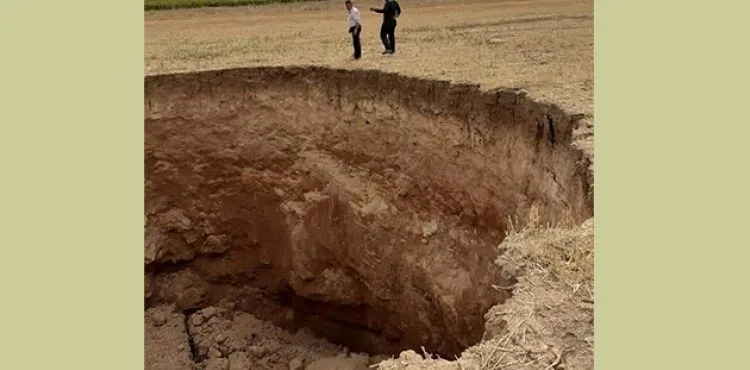 Tarlalarda oluşan dev obruklar paniğe neden oldu