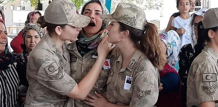 Şehidin eşi, şehit Yanık'ı üniformayla karşıladı