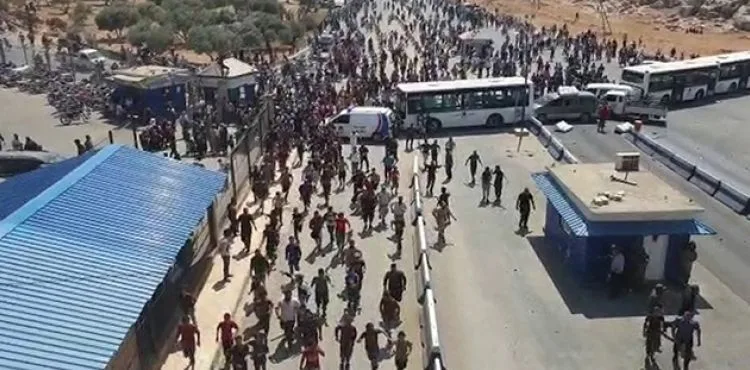 Bombalardan kaçan binlerce Suriyeli sınıra dayandı