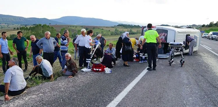 Kastamonu'da yolcu minibüsü ile kamyonet çarpıştı: 1 ölü, 16 yaralı