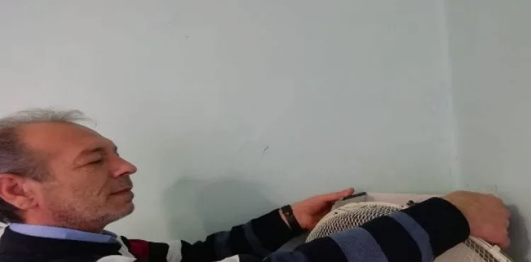 Kayserili berber iş yerinde kuşlara yuva yaptı