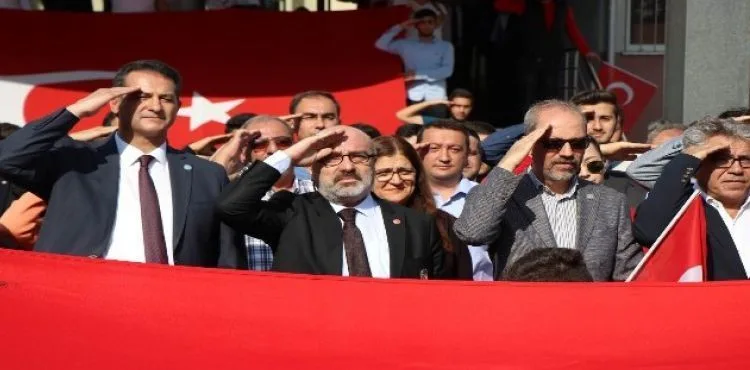 Rektör Karamustada asker selamı verdi, harekatı destekledi