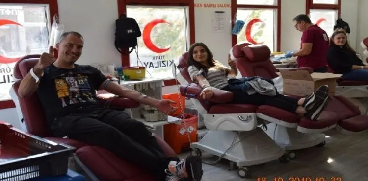 ‘1 Ünite kan 3 can 1 fidan' etkinliğinde 141 öğrenci kan verdi