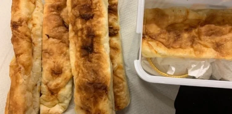 Böreklerin içine altın gizledi, polise yakalandı