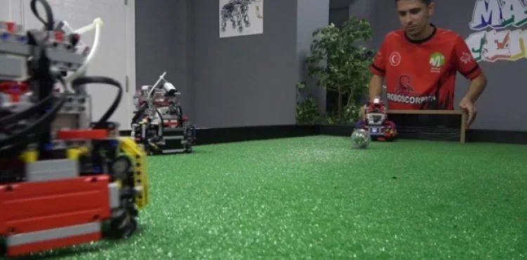 Yerli ve milli yapay zekaya sahip futbol oynayan robot yaptılar