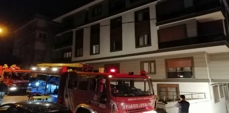 Kapalı otoparkta yanan araç binadakileri mahsur bıraktı