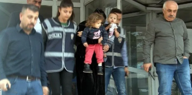 Görünmemek için yüzünü çocuklarıyla kapattı