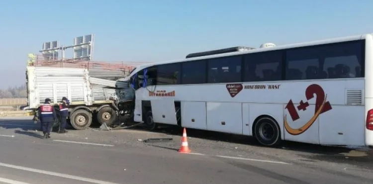 Yolcu otobüsü ile tır çarpıştı: 2 ölü, 20 yaralı