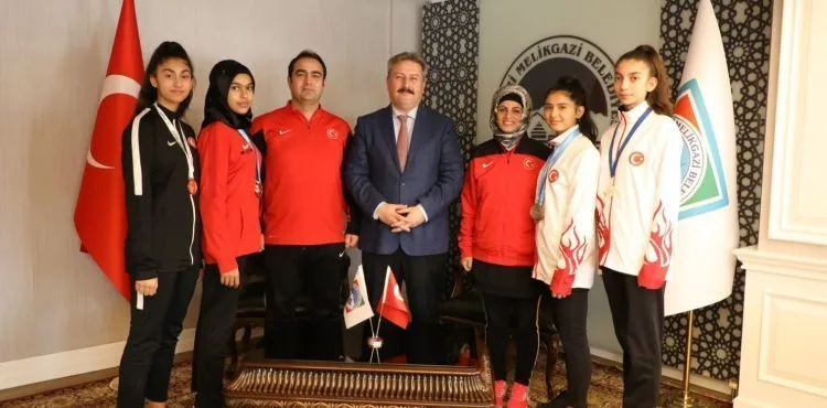 İŞİTME ENGELLİ SPORCULARDAN BAŞKAN PALANCIOĞLU’NA ZİYARET