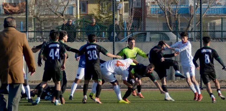 Amatör futbol maçından sonra kavga çıktı