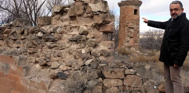 Tarihi camiden geriye minaresi kaldı