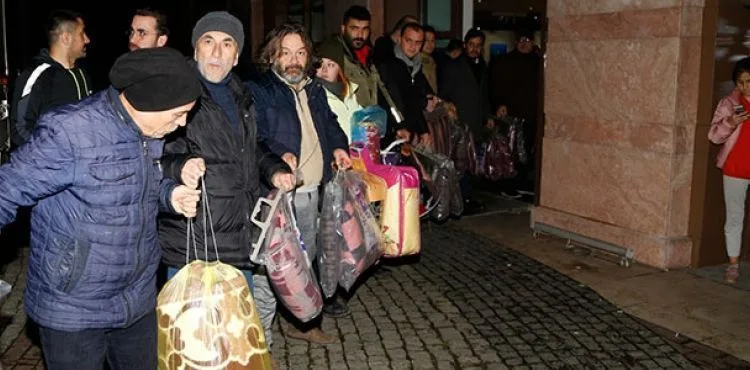 Türkiye, Elazığ ve Malatya'da can kaybına neden olan deprem için seferber oldu