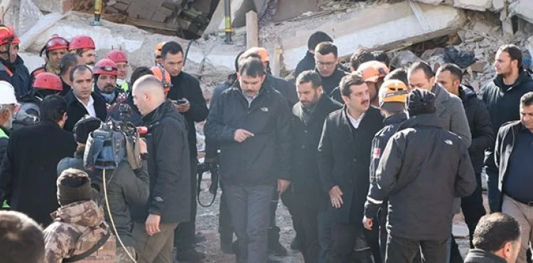 Yan yatan bina, Bakan Kurum yanından geçtiği sırada sallandı
