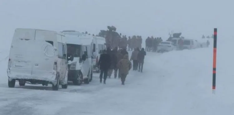 Van'da çığ altındaki 2 kişi için arama kurtarma çalışması yeniden başladı
