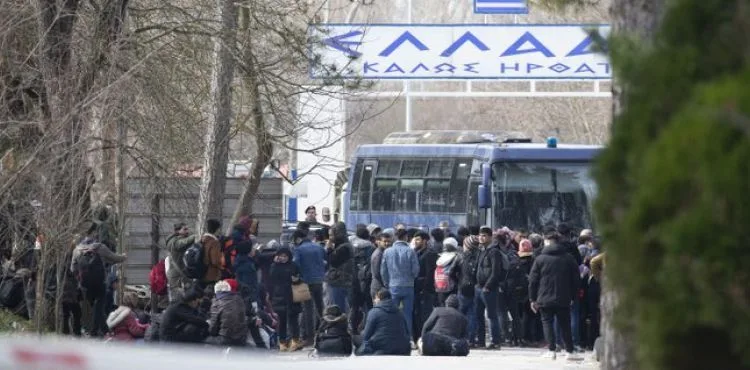 Yunanistan sınırını otobüsle kapattı