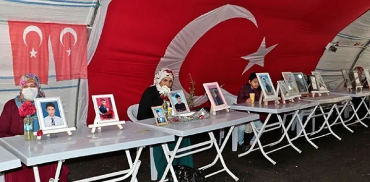 HDP önündeki eylemde 206'ncı gün; aileler sosyal mesafe kuralına göre oturuyor